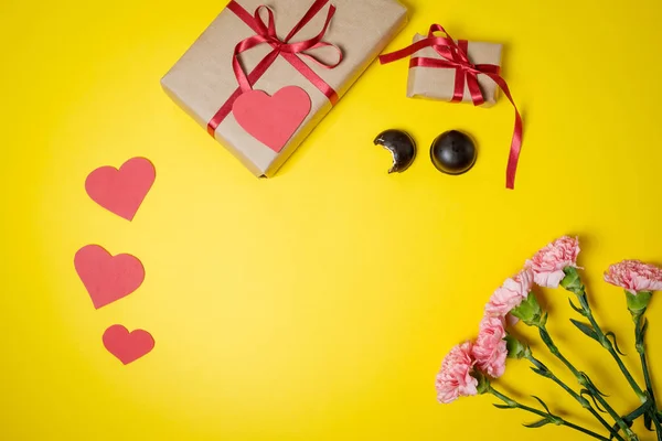 Morning breakfast for Valentines day. Coffee, chocolate candies, — Stock Photo, Image