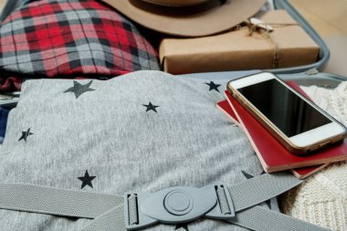 Açık bavul seyahat için Paketli. Kış tatil ve tatil. Üstten Görünüm