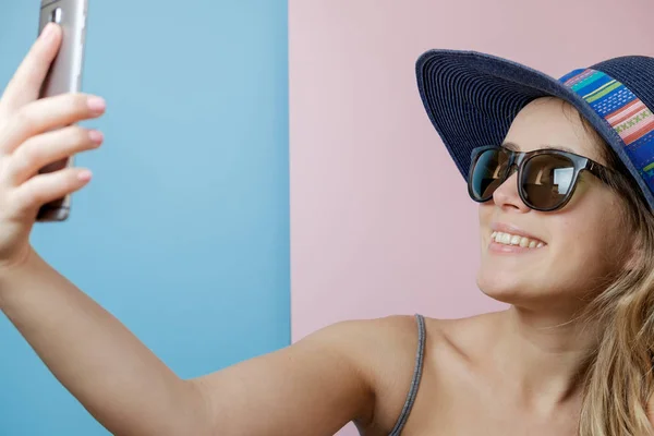 Pretty Young Woman Hat Sunglasses Phone Summer Concept — Stock Photo, Image