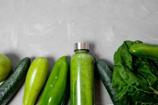 Verduras Verdes Batidos Una Botella Plástico Sobre Fondo Gris Concepto — Foto de Stock