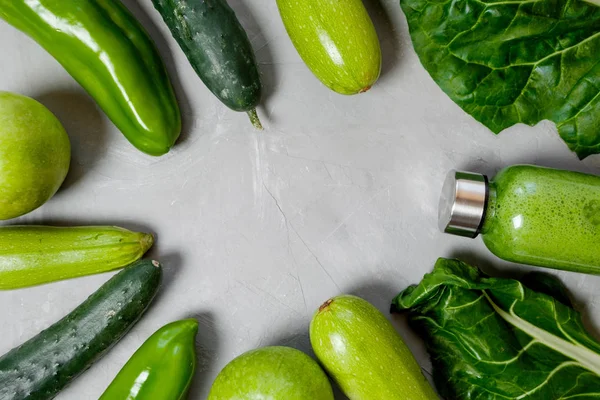 Verduras Verdes Batidos Una Botella Plástico Sobre Fondo Gris Concepto — Foto de Stock