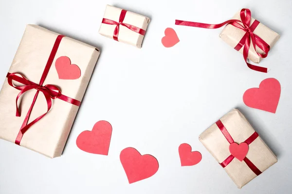 バレンタイン ギフト ボックス 赤いリボン 白い背景の上の心の準備 平面図 平面レイアウト — ストック写真