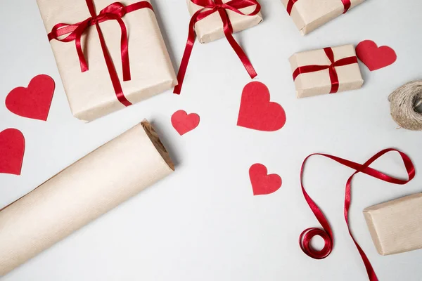 バレンタイン ギフト ボックス 赤いリボン 白い背景の上の心の準備 平面図 平面レイアウト — ストック写真