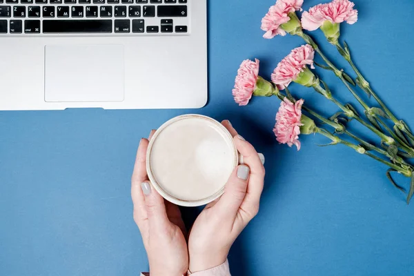 Mesa Escritório Mulher Leiga Plana Mãos Mulher Com Café Laptop — Fotografia de Stock