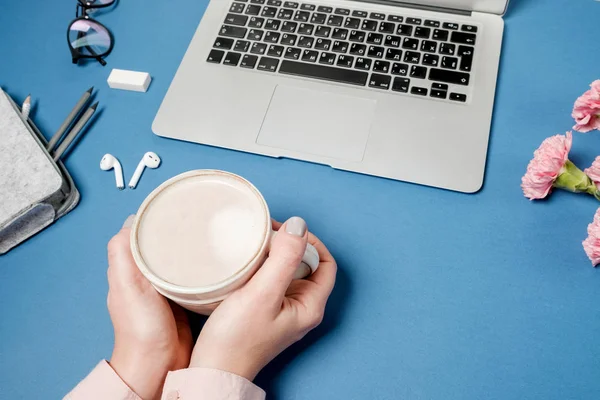 Mesa Escritório Mulher Leiga Plana Mãos Mulher Com Café Laptop — Fotografia de Stock