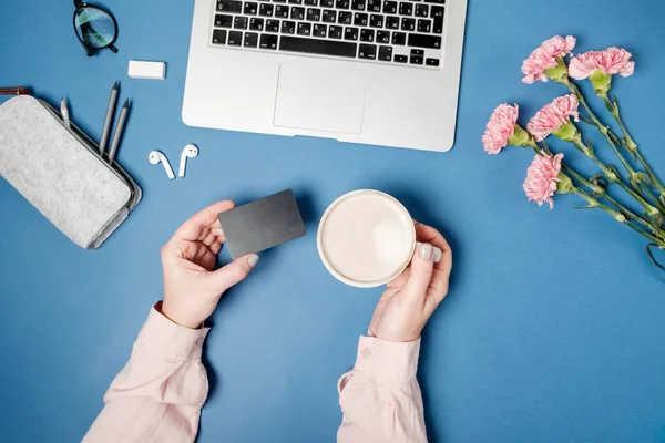 Mãos Mulher Com Café Cartão Crédito Laptop Fundo Azul Conceito — Fotografia de Stock