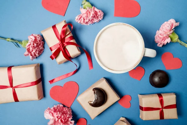 バレンタインの日の朝の朝食 コーヒー チョコレート菓子 ギフト用の箱 黄色の背景の紙のハート トップ ビュー フラット レイアウト — ストック写真