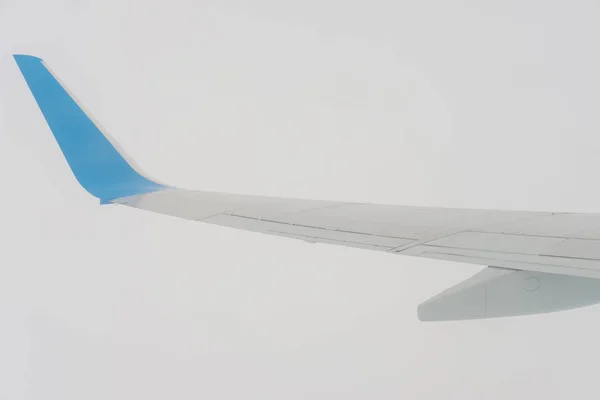 Flygplan Wing Från Flygplan Fönsterplats Blå Himmel Och Moln — Stockfoto