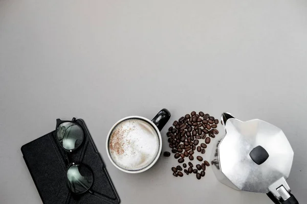 Cappuccino Cafeteira Comprimido Fundo Cinza Vista Superior — Fotografia de Stock