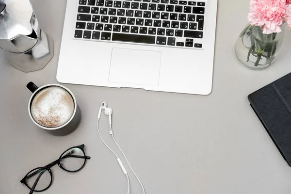 Arbeta Utrymme Bord Med Bärbar Dator Telefon Och Kaffe Grå — Stockfoto