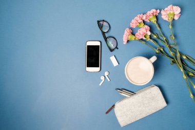 Sevgililer günü için sabah kahvaltısı. Kahve, çikolata şekerleme, hediye kutuları, kağıt kalp mavi zemin üzerine. Üstten Görünüm, düz lay