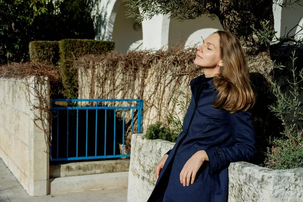 Jeune Femme Avec Les Yeux Fermés Dans Manteau Bleu Élégant — Photo