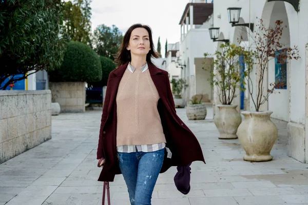 Trendy Jonge Vrouw Een Stijlvolle Donkerrood Jas Het Voorjaar Lopen — Stockfoto