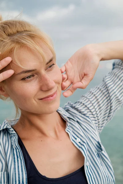 Joven Mujer Rubia Hermosa Camisa Rayas Sobre Fondo Mar Concepto —  Fotos de Stock