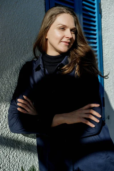 Retrato Moda Sorrindo Jovem Mulher Casaco Azul Elegante Primavera Andando — Fotografia de Stock