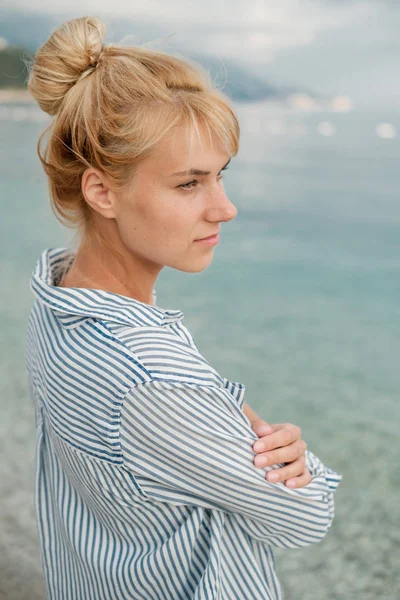 Mulher Loira Bonita Nova Camisa Listrada Fundo Mar Conceito Verão — Fotografia de Stock