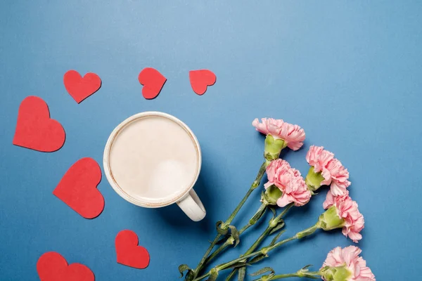 Xícara Café Cravo Rosa Com Coração Vermelho Mesa Azul Vista — Fotografia de Stock