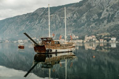 Karadağ, Kotor Dağları ile Adriyatik Denizi Körfezi'nde antik gemi