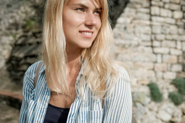 Retrato Una Mujer Rubia Viajera Caminando Por Casco Antiguo Disfrutando — Foto de Stock