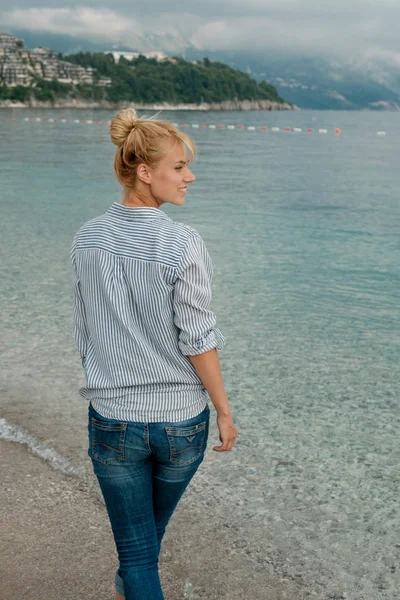 Jonge Mooie Blonde Vrouw Met Gestreepte Shirt Lopen Achtergrond Van — Stockfoto