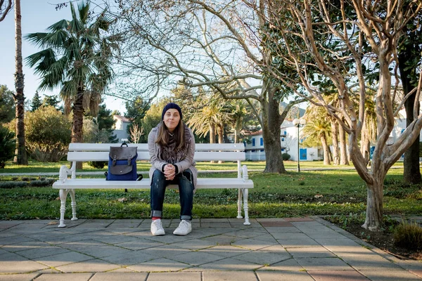 Portret Van Jonge Vrouw Genietend Van Zon Het Park Winter — Stockfoto