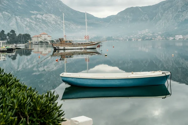 Karadağ Kotor Dağları Ile Adriyatik Denizi Körfezi Nde Mavi Tekne — Stok fotoğraf