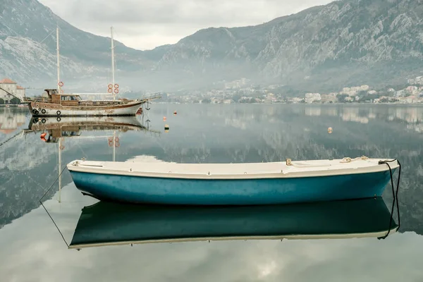 Karadağ Kotor Dağları Ile Adriyatik Denizi Körfezi Nde Mavi Tekne — Stok fotoğraf