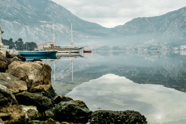 Modrá Loď Perském Zálivu Jaderského Moře Horami Černé Hoře Kotor — Stock fotografie