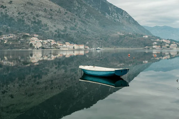 Blaues Boot Adriatischen Golf Mit Bergen Montenegro Kotor — Stockfoto
