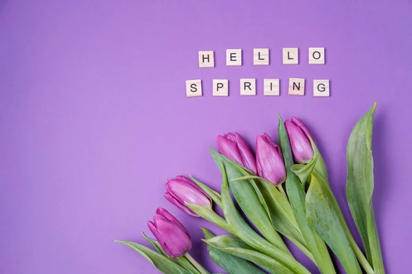 Violette Tulpen Auf Violettem Hintergrund Und Holzbuchstaben Frühlingskonzept Draufsicht Flache — Stockfoto