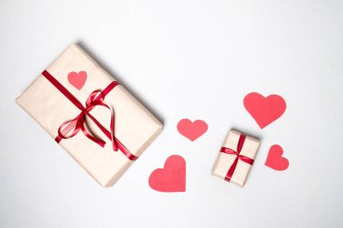 Sevgililer günü arka plan hediye kutuları, kırmızı kurdele ile kalpleri beyaz arka plan üzerinde. Üstten Görünüm, düz yatıyordu