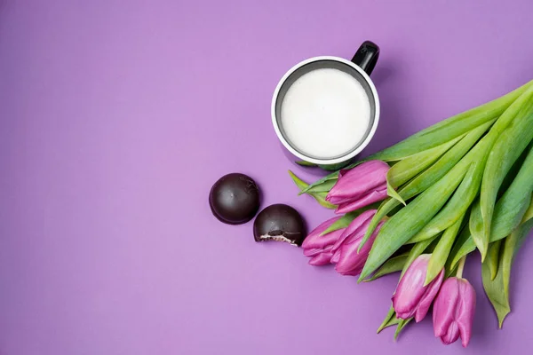 Tulipes Violettes Café Bonbons Sur Fond Violet Concept Printemps Vue — Photo