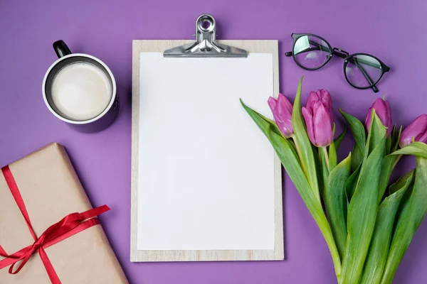 Fundo Primavera Com Branco Vazio Tulipas Roxas Uma Xícara Café — Fotografia de Stock