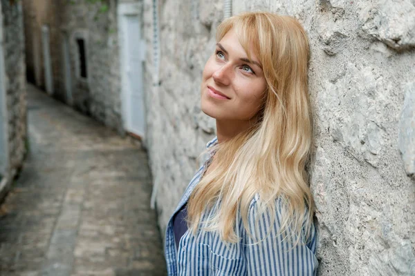 Portrét Blond Žena Turistické Procházky Starém Městě Kochat Výhledem Létě — Stock fotografie