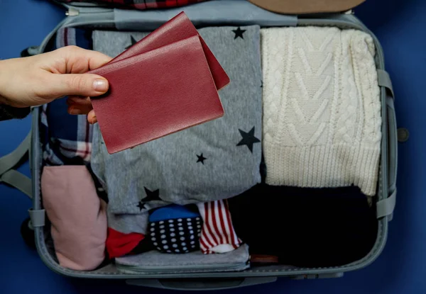 Жінка Руки Паспортів Тлі Відкрити Чемодан Упаковані Виїзду Зимових Канікул — стокове фото
