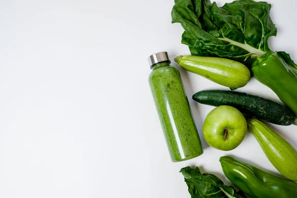 Zielone Warzywa Koktajle Butelce Tworzywa Sztucznego Białym Tle Pojęcie Zdrowego — Zdjęcie stockowe