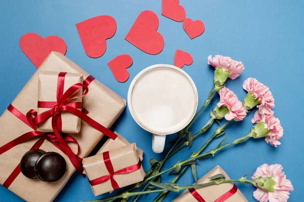 バレンタインの日の朝の朝食 コーヒー チョコレート菓子 ギフト用の箱 黄色の背景の紙のハート トップ ビュー フラット レイアウト — ストック写真