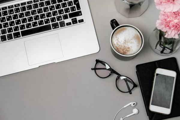 Arbeta Utrymme Bord Med Bärbar Dator Telefon Och Kaffe Grå — Stockfoto