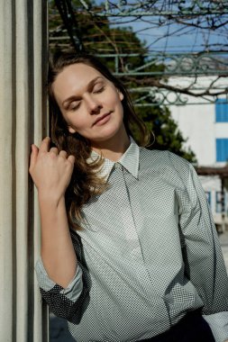 Bahar wal içinde şık mavi ceket genç kadın portresi