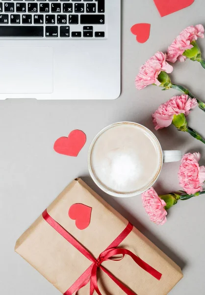 Laptop, presentask med hjärta och kaffe på vit bakgrund. Vale — Stockfoto