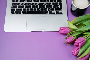 Kadın masaüstü dizüstü bilgisayar, sabah kahve ve Lale Menekşe b
