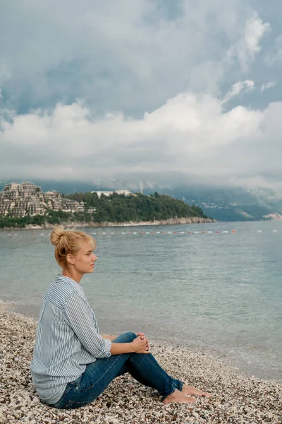 Joven hermosa mujer rubia en camisa a rayas en el fondo del mar . — Foto de Stock