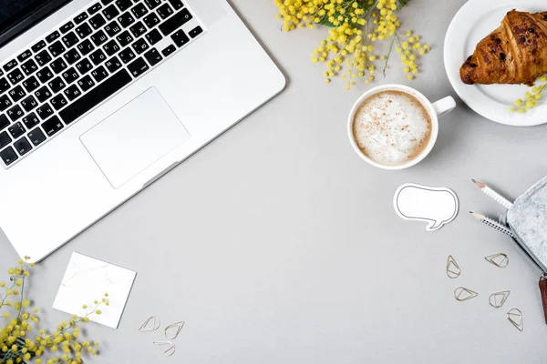 노트북, 미모사 꽃, 크루아상, 커피와 여자 작업 공간을 — 스톡 사진