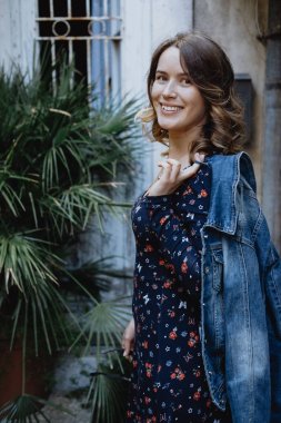 Genç sarışın kıvırcık saçlı güzel kadın Pzt eski kasabasında