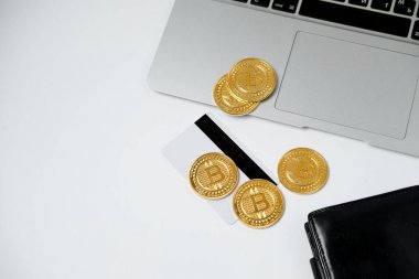 Modern iş çalışma alanı Bitcoin ve beyaz masa laptop ile