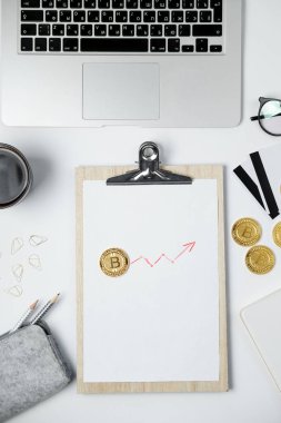 Modern iş çalışma alanı ile Bitcoin, dizüstü bilgisayar, kahve, istasyonu