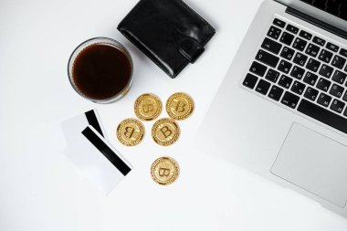Modern iş çalışma alanı ile Bitcoin, dizüstü bilgisayar, kahve, istasyonu