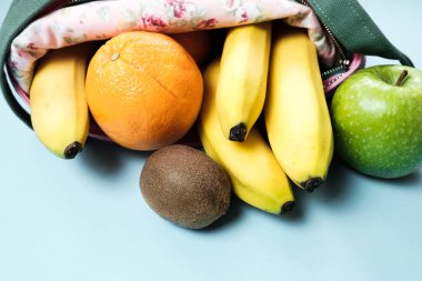 Çeşitli meyve greyfurt, kivi, muz, pembe li orange