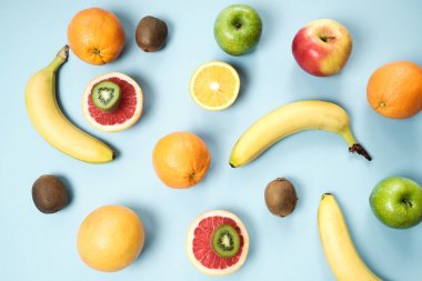 Renkli taze meyve üzerinde gri tablosudur. Portakal, muz, elma, kivi