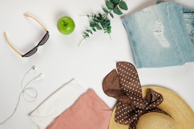 Giysi ve aksesuarları beyaz arka plan üzerinde kümesi. Üstten Görünüm, fl